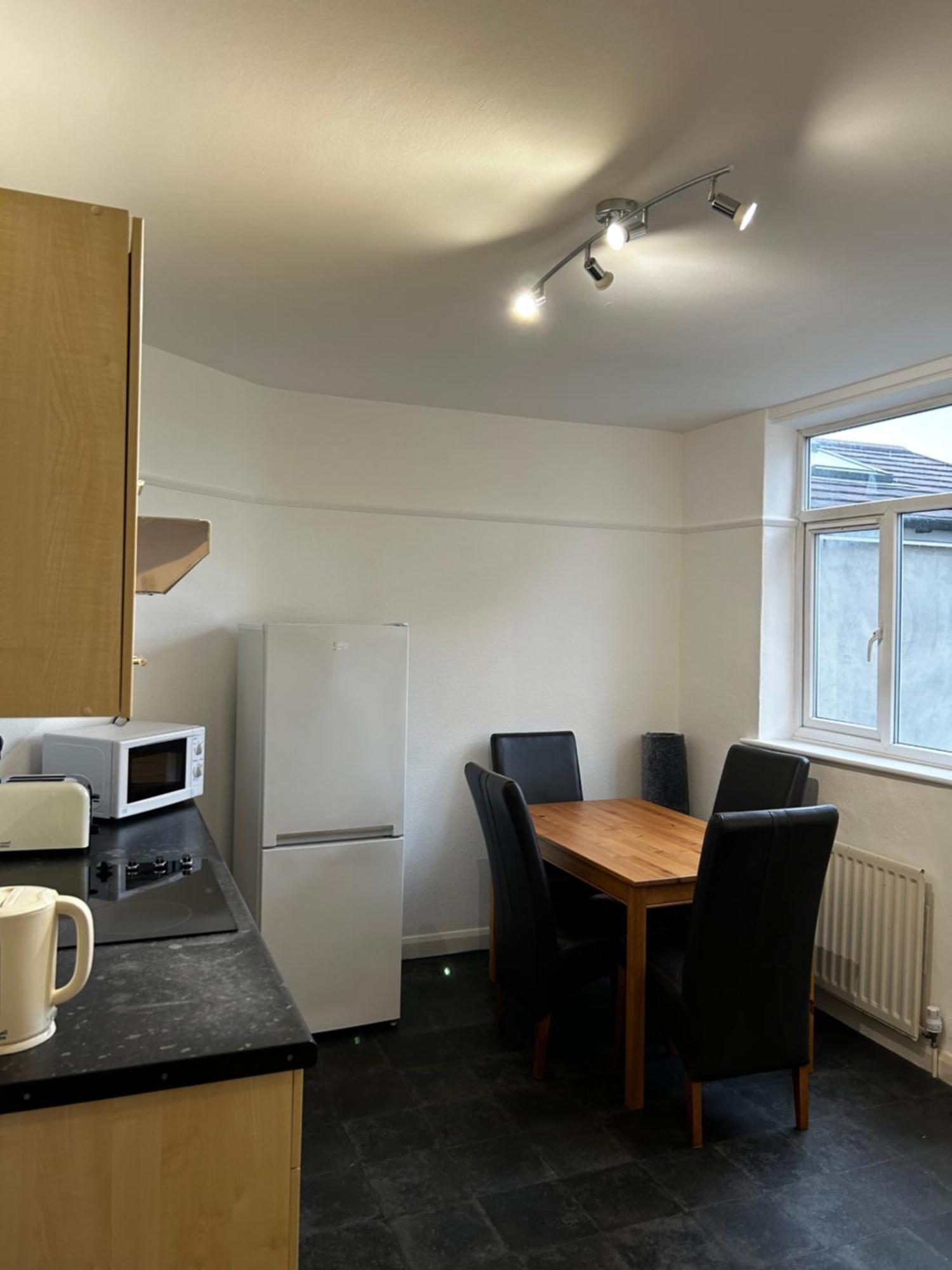 בריסטול Family Home Near Cribbs Causeway And The Wave, Just 2 Minutes From Airbus And Rolls Royce מראה חיצוני תמונה